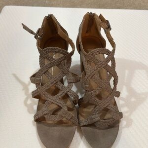 Women’s size 10 Report sandals, Great condition.